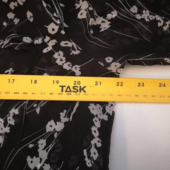 Apt 9 Ladies Black & Grey Flower Pattern Size Large V-neck Sheer Blouse - Picture 6 of 6